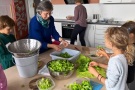 Kinder beim Salat waschen