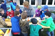 Betreuerin mit Kindern der 2. Klasse