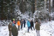 Waldbesitzer erklärt den Kursteilnehmern die Plenterung des Altersklassenwaldes