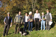 Mitarbeiter des AELF Holzkirchen, des Landschaftspflegeverbandes Miesbach (LPV) und der unteren Naturschutzbehörde Miesbach (uNB) stehen vor einer Hecke