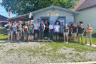 Menschen stehen vor einem Hofladen.