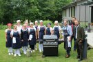 Gruppenbild im Schulgarten beim Grillen