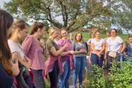 Frauen stehen in einem Garten