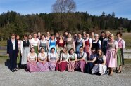 Gruppenbild der Studierenden mit Lehrkräften im Freien