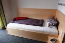 Bett im modernen Einzelappartement