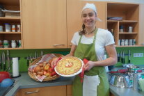 Regina Vogt präsentiert ihre Apfel Zwiebel-Quiche