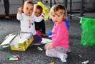 Kinder hängen Tücher auf