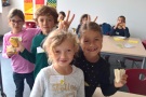 Kinder essen zubereiteten Wrap