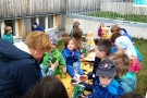 Kinder befüllen leere Tetra Packs mit Erde. 
