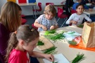 Kinder im Klassenzimmer beim Schnittlauch schneiden 