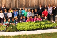 2. Klasse mit Schülerinnen der Landwirtschaftsschule Abt. Hauswirtschaft vor Anbaubeet mit Salat