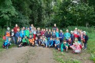 Gruppenfoto: Schulklasse im Wald