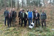 Gruppe von Menschen steht im WAld