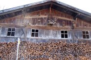 Holzhaus mit Holzstapel davor
