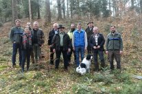 Gruppe von Menschen steht im WAld