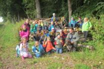 Kinder mit Lehrerin und Förster