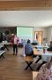 Frau steht in pinkem Jacket vor Leinwand