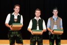 3 junge Männer stehen nebeneinander. 