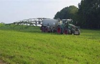 Grünlanddüngung, Traktor mit Güllefaß auf dem Feld