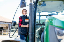 Frau auf Traktor