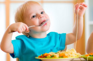 Kleiner Junge isst Spaghetti